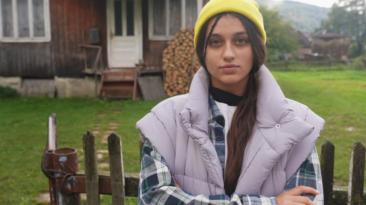 시골 집 앞 에 있는 젊은 여자