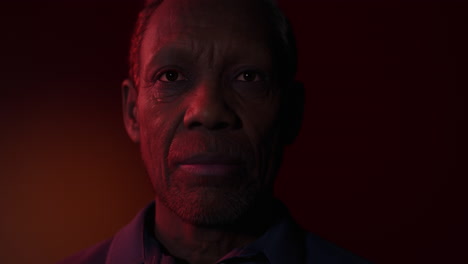 ojos negros tristes de hombre de cerca