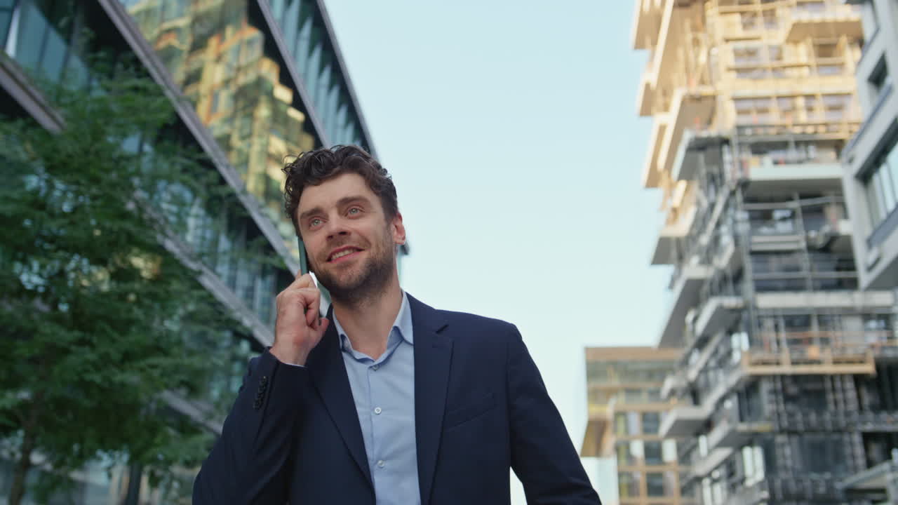 um homem de negócios bem sucedido a ligar para a rua à espera de uma reunião de negócios.