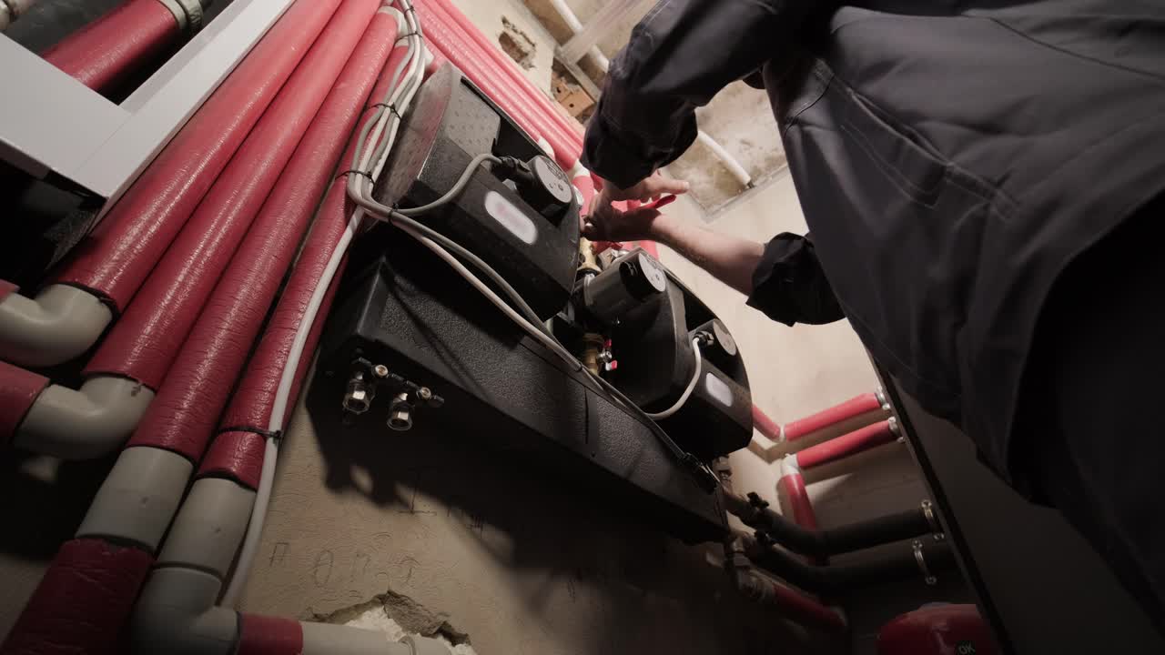 hvac 기술자는 현장에서 난방, 환기 및 에어컨 시스템을 설치합니다.