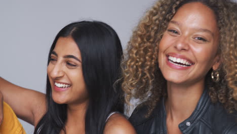 Retrato-De-Estudio-Grupal-De-Amigas-Multiculturales-Sonriendo-Juntas-A-La-Cámara-En-Cámara-Lenta