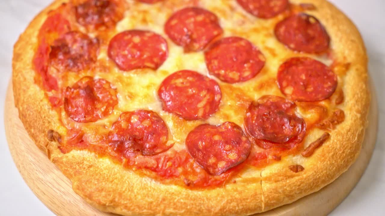 나무 쟁반에 페퍼로니 피자 - 이탈리아 음식 스타일