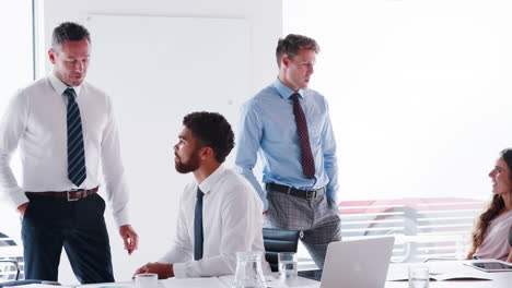 Hombres-Y-Mujeres-De-Negocios-Reunidos-Alrededor-De-Una-Mesa-En-Una-Moderna-Sala-De-Juntas-Filmada-En-Cámara-Lenta.