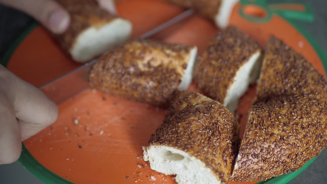 pan de simit turco en rebanadas