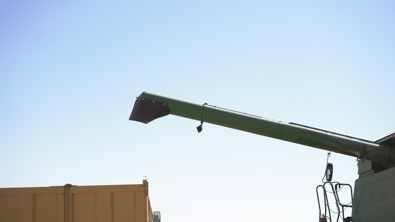 마을에서 곡물과 함께 농업 기계