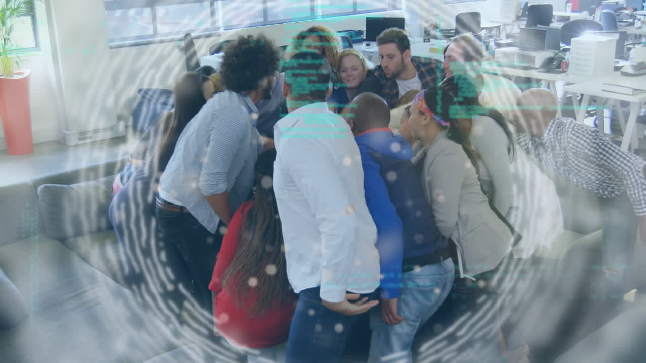 rastros de luz y procesamiento de datos contra diversos colegas de oficina apilando manos en la oficina