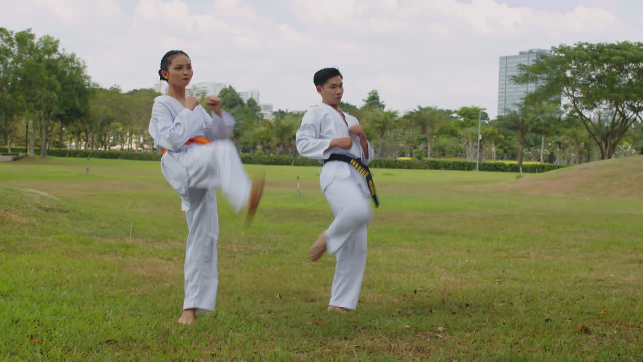 V1-0023_2023.12.14 DI Trung Crossmedia People practising taekwondo00000000.mov