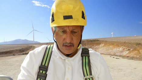ingeniero masculino que trabaja en el parque eólico 4k