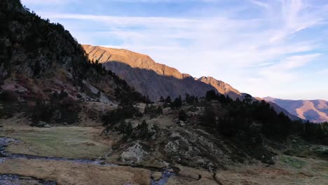 La-Escorrentía-Del-Agua-Del-Lago-Lac-D&#39;espingo-Crea-El-Arroyo-Val-D&#39;arrouge,-En-Haute-garonne,-Pirineos,-Francia,-Sobrevuelo-Aéreo-Tiro-Ascendente