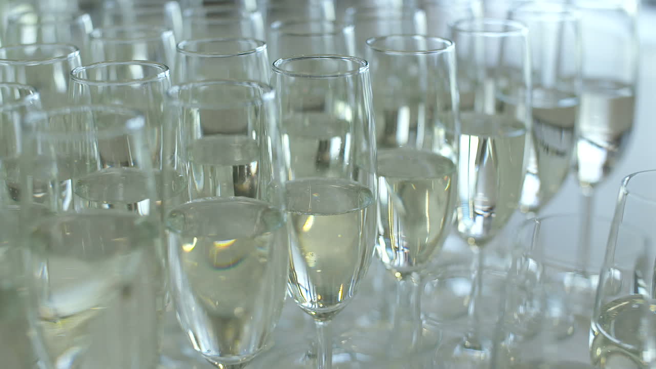 Champagne. Numerosi calici con champagne frizzante 6