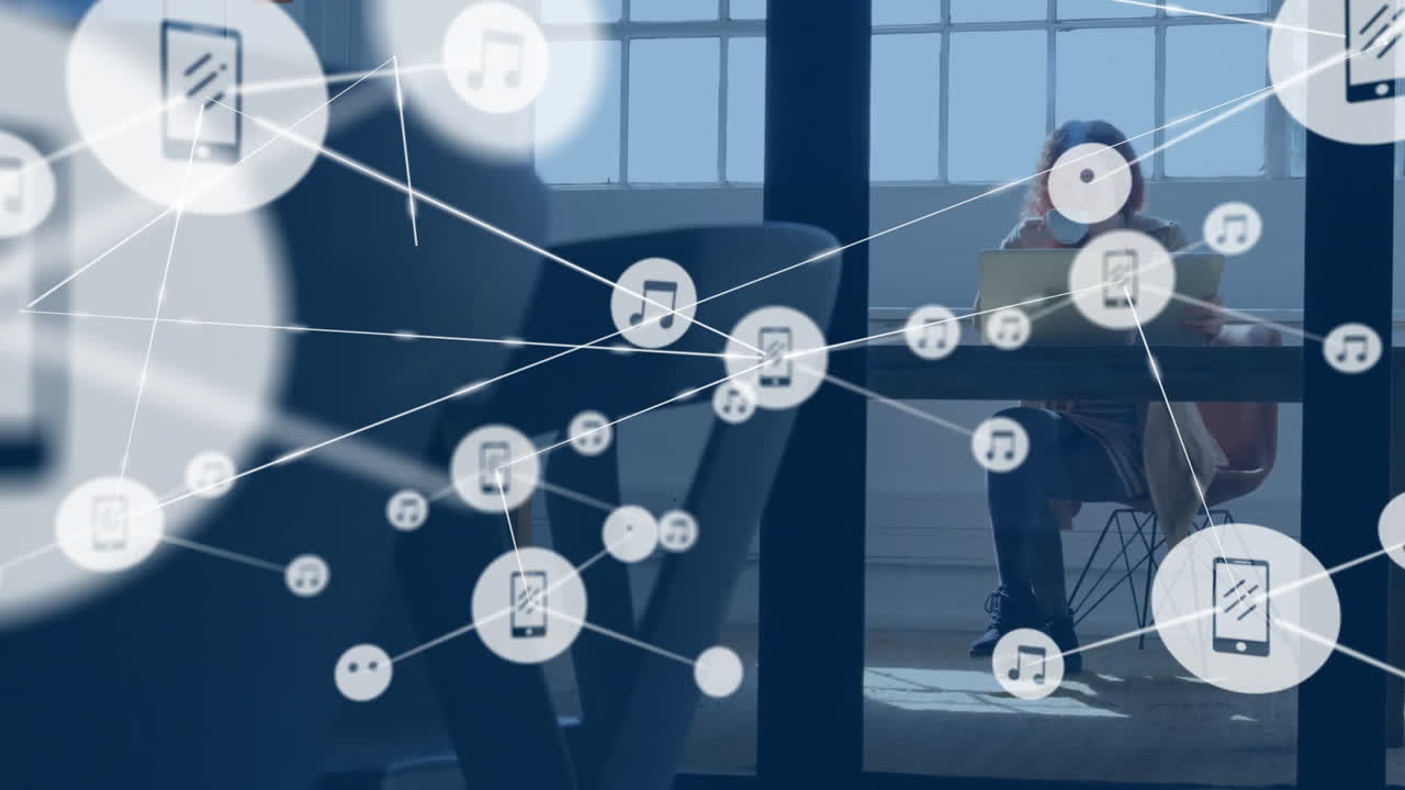 노트북을 사용하는 백인 사업가 여성에 대한 아이콘과의 연결 네트워크의 애니메이션