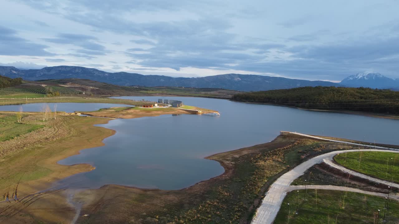 belshi, albania, la ciudad en el área de dumre que fluye de 84 lagos kársticos, no está lista para el turismo real