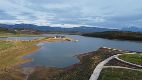 belshi, albania, la ciudad en el área de dumre que fluye de 84 lagos kársticos, no está lista para el turismo real