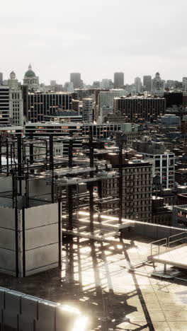 una vista de una ciudad desde un sitio de construcción en el techo