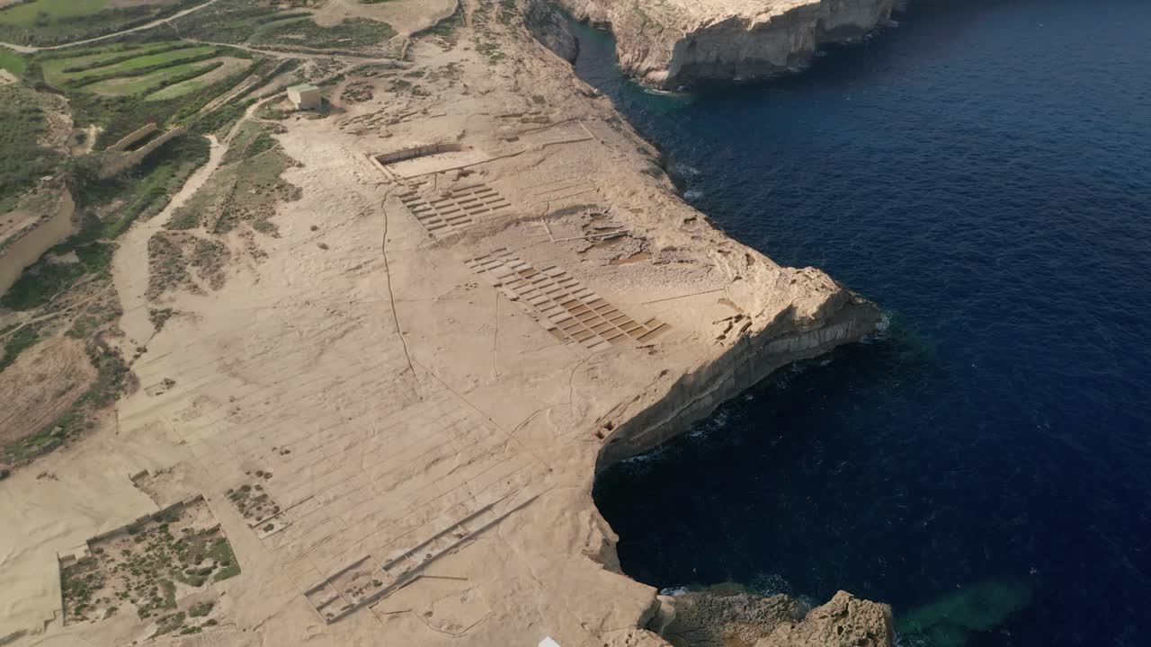 toma aérea inclinada hacia abajo del cañón wied il-għasri con hermosas aguas turquesas claras