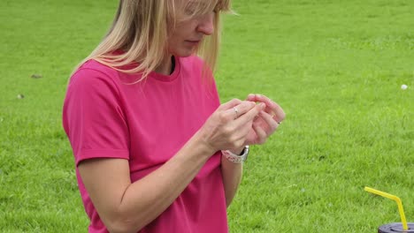 mujer al aire libre en un parque