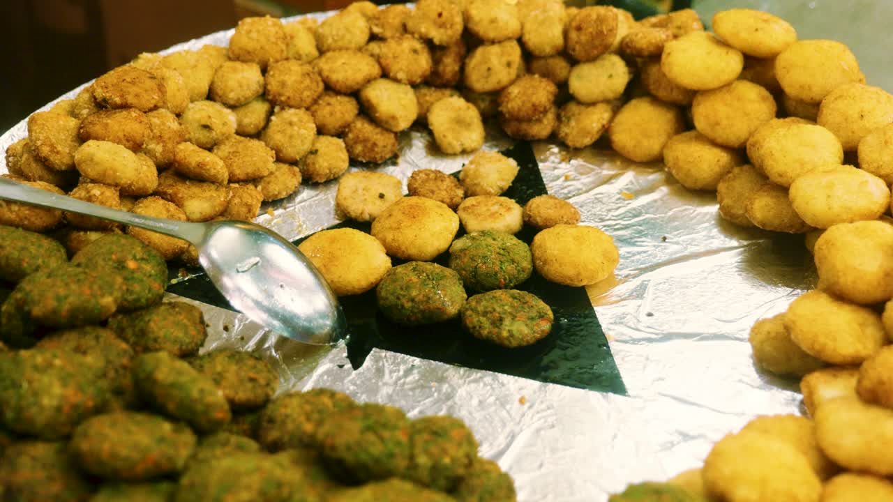 imágenes de cocina cinematográfica de 4k de un buffet de comida india para el festival de diwali con varios platos típicos indios