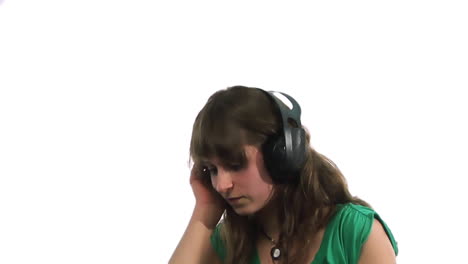 un adolescente escuchando música