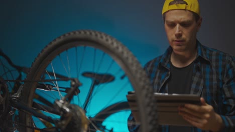 el hombre calcula el precio de la reparación de la bicicleta.