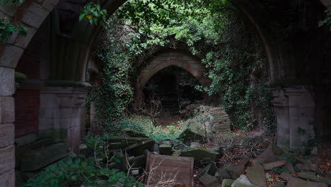 ruina del sótano oscuro junto al castillo de marienburg