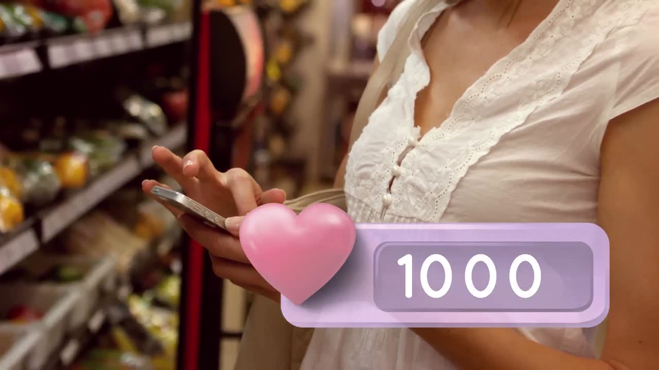 mujer usando un teléfono inteligente en la tienda de comestibles