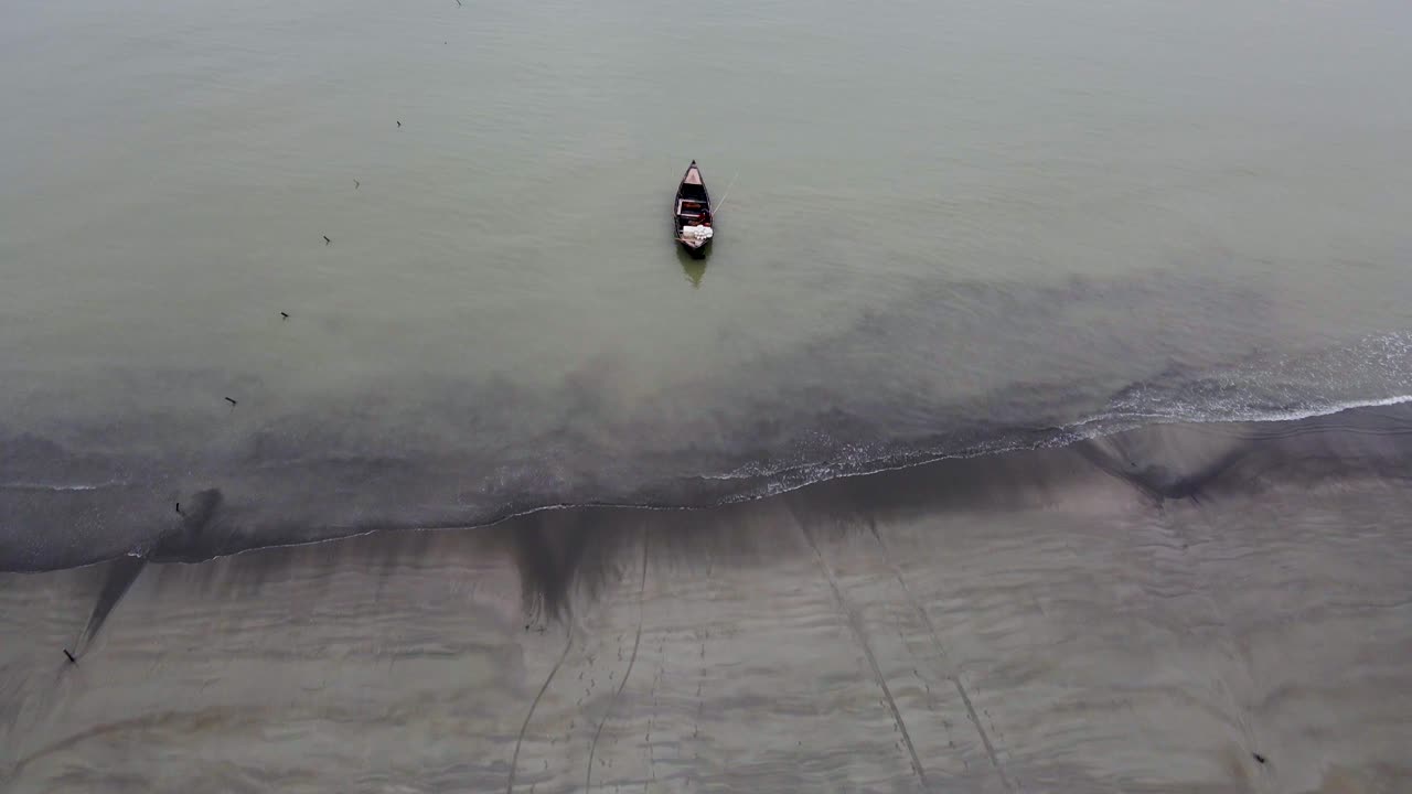 деревянная рыбацкая лодка у берега куаката в бангладеш