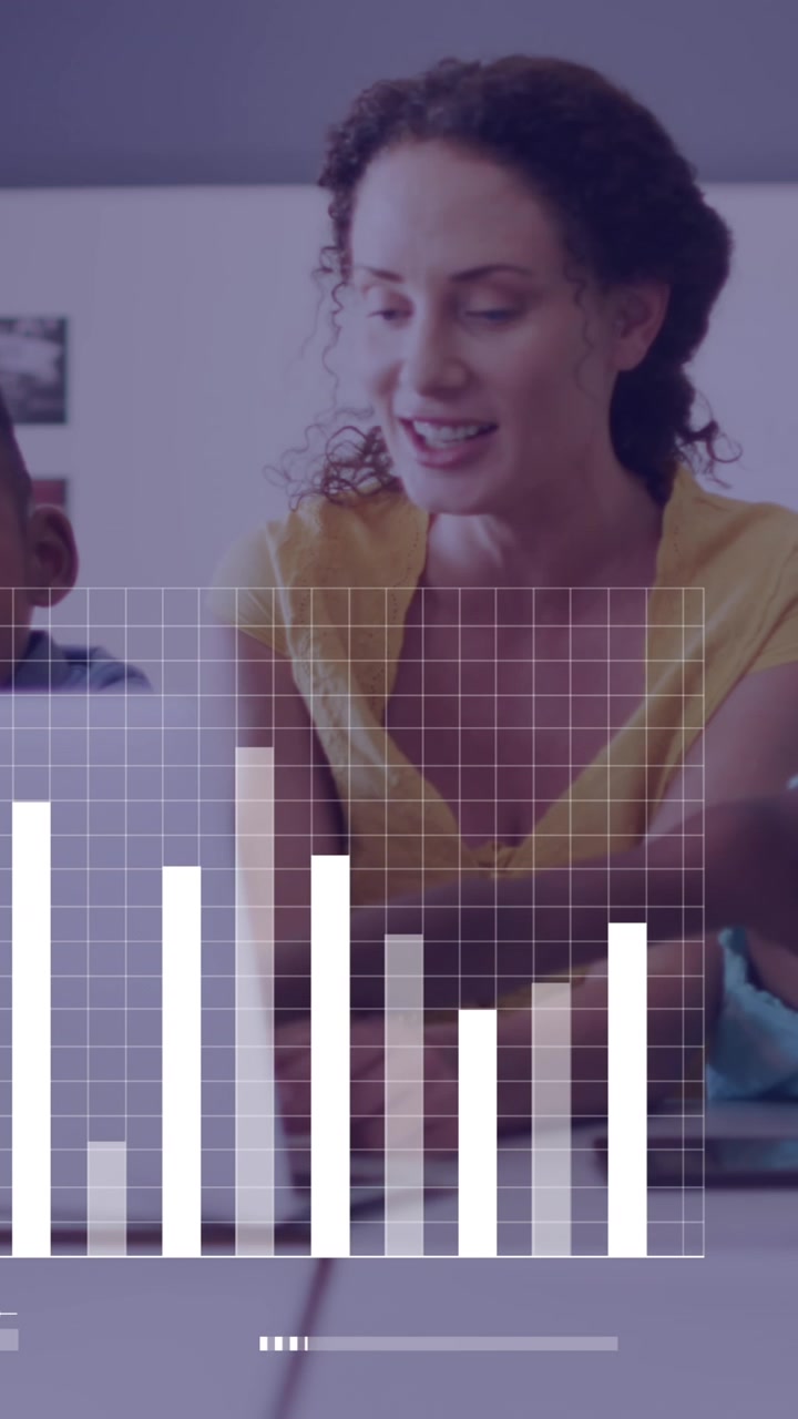 Animazione di elaborazione dati su un'allegra insegnante di diverse etnie e alunni che usano il laptop in classe