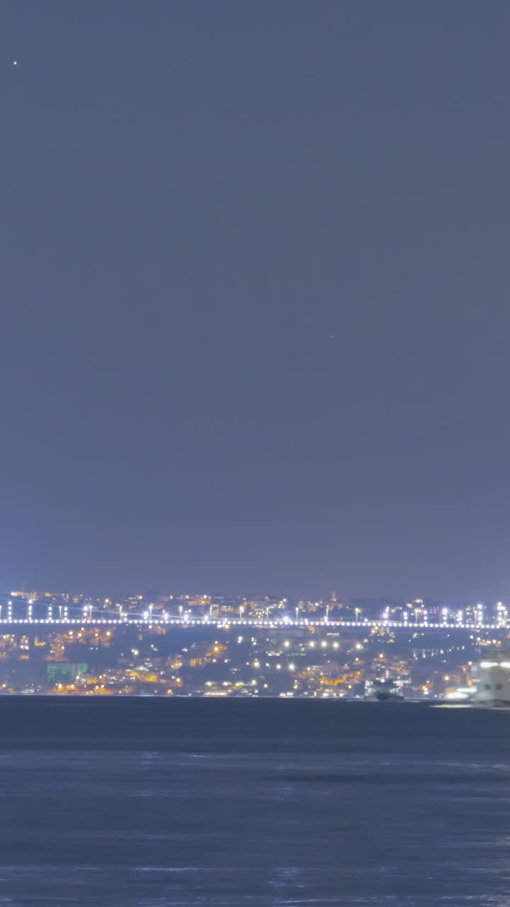 얼어붙은 물 위의 다리와 함께 밤의 도시 스카이라인