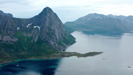 Majestätische-Berge-Von-Lille-Salberget-In-Der-Nähe-Von-Flakstadvåg,-Insel-Senja,-Nordnorwegen