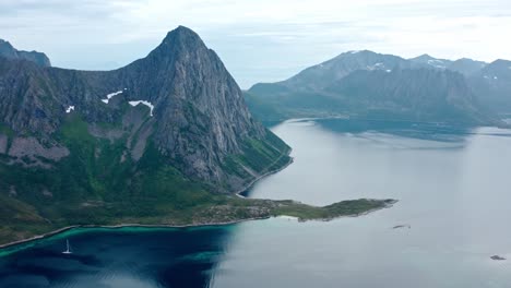 las majestuosas montañas de lille salberget cerca de flakstadvåg, isla de senja, norte de noruega