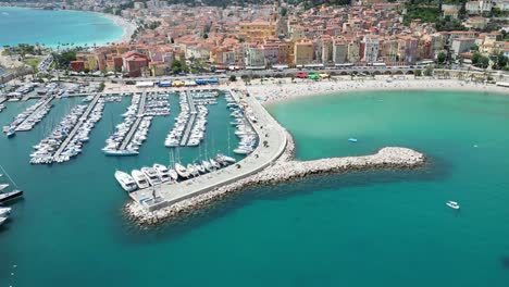 marina de botes y ciudad de playa de menton en el sur de la riviera francesa, inclinación aérea hacia arriba revelan disparo