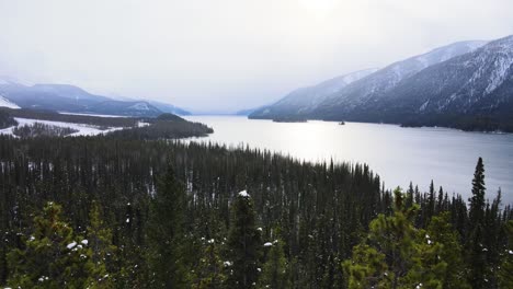 Weite-Landschaft-Des-Muncho-Sees-Im-Verschneiten-Winter,-Drohnenschuss-Ausfliegen