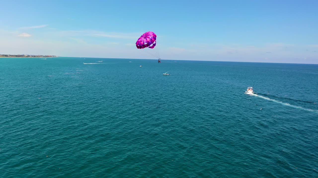 parasailing púrpura en el océano atlántico en el sur de florida