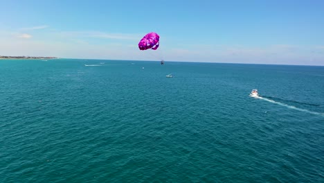 Parapente-Morado-En-El-Océano-Atlántico-En-El-Sur-De-Florida