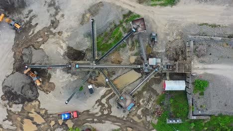 vista superior de una máquina de cantera de piedra triturada para la fábrica de materiales de construcción