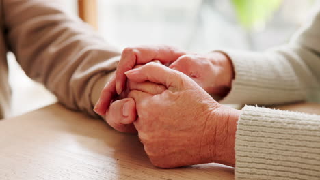 una pareja de ancianos tomados de la mano.