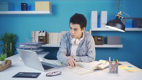 lo que el joven ve en la computadora portátil y en el libro no coincide, entonces comienza a volverse loco con ira infantil.