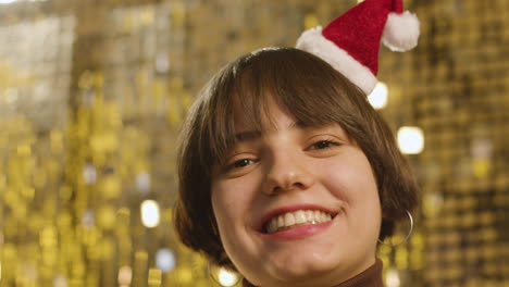 mujer feliz con el sombrero de papá noel
