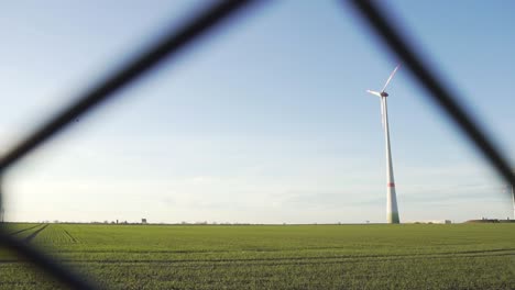 Aerogenerador-único-Con-Palas-Giratorias-En-Campo-Verde-En-Cámara-Lenta