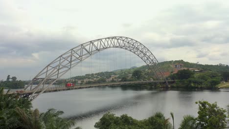 cruce del puente adomi en ghana, áfrica