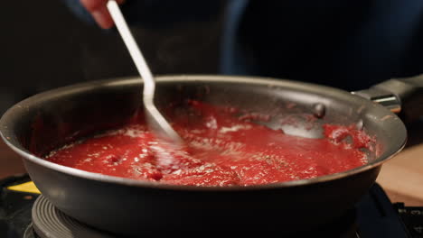 preparación de la salsa de tomate