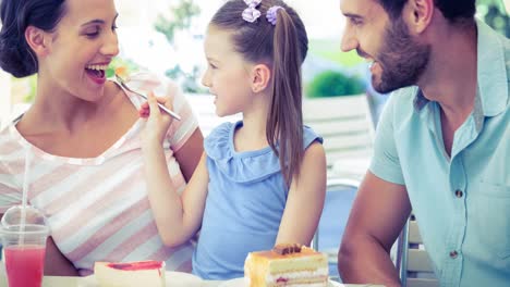 animación de una familia feliz comiendo al aire libre