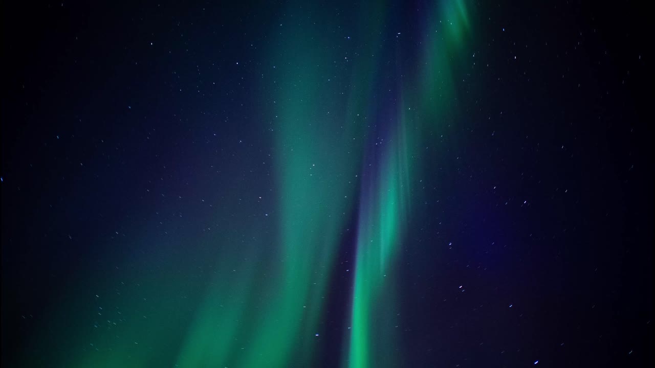 pilares de luces del norte bailando en el cielo nocturno, en tiempo real