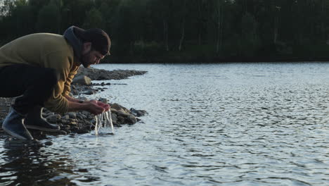 Hombre-Bebiendo-Agua-Directamente-Del-Lago-O-Arroyo-Mientras-Camina