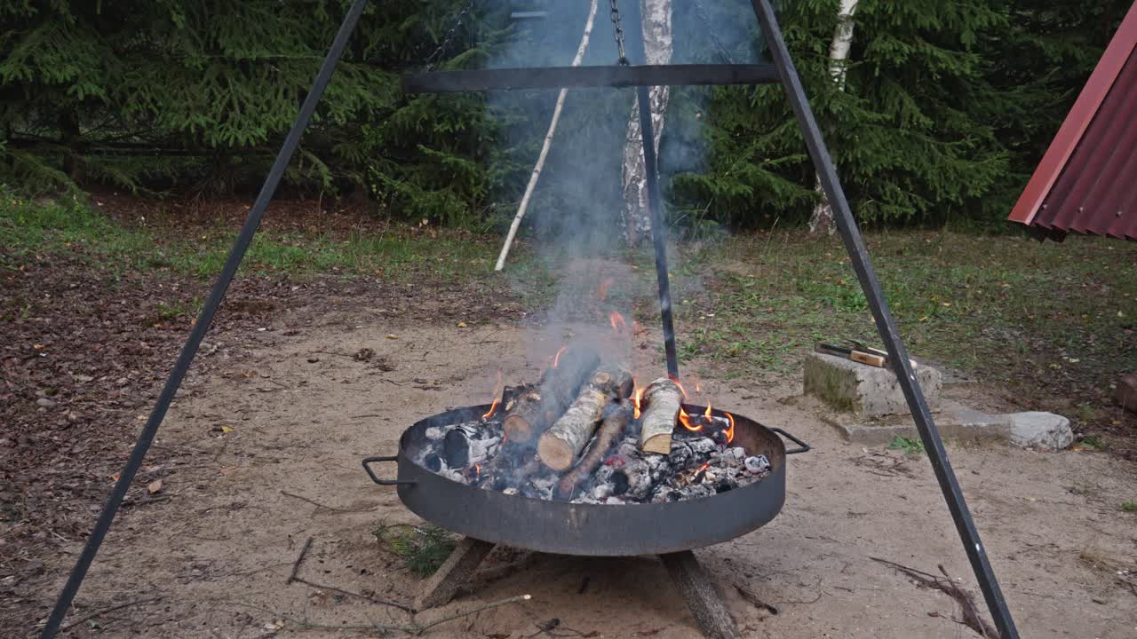 캠프 파이어 그릴 또는 화재 구 ⁇ 이 그릴 화재 상자에서 밝은 나무를 태우고