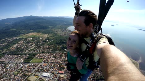 selfie de parapente retrato de mujer hermosa