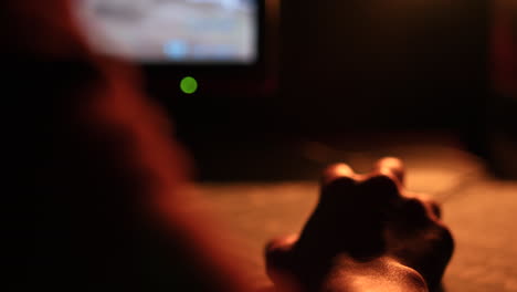 persona que juega por la noche
