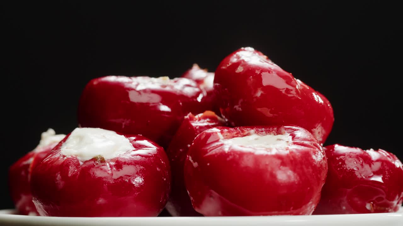 pimienta rellena con queso, restaurante italiano o español con tapas tradicionales, cocina española, deliciosas tapas saladas fermentadas y queso, tomates secos, aperitivo en la barra, buffet