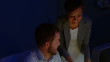 ejecutivos de negocios que trabajan en la oficina