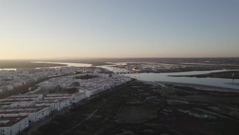 Vista-Aérea-De-La-Puesta-De-Sol-Sobre-La-Isla-Cristina-En-Huelva,-España